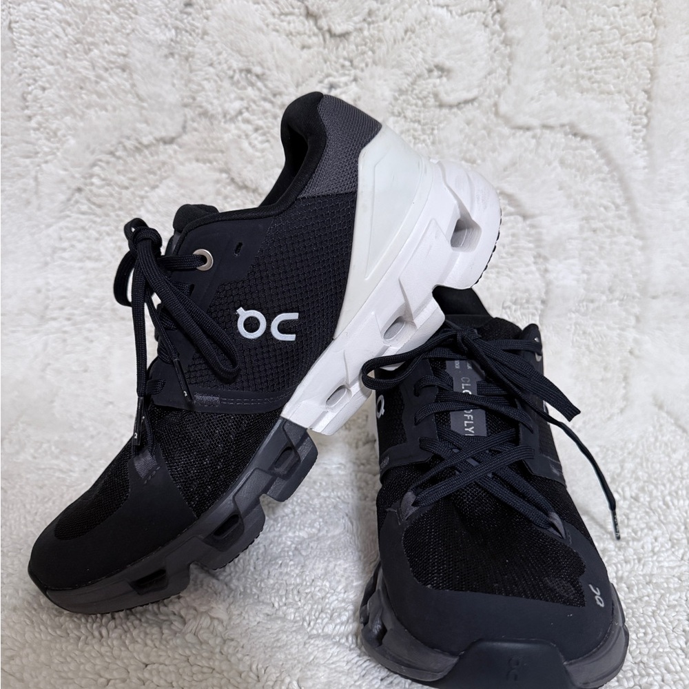 Black and White On Cloud - Cloudflyer 4 Sneakers